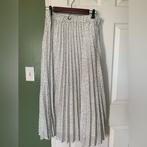 Women’s pleated skirt size L. Never worn (tags were removed)